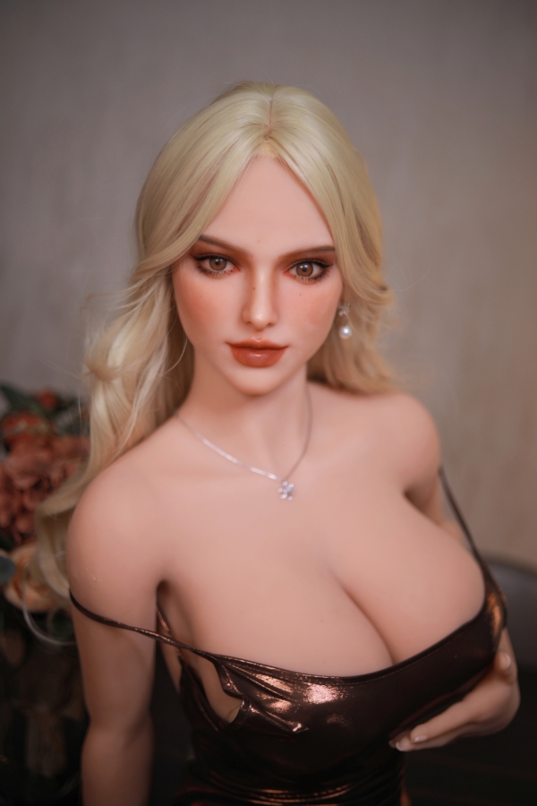 Poupée sexuelle femme blonde aux gros seins