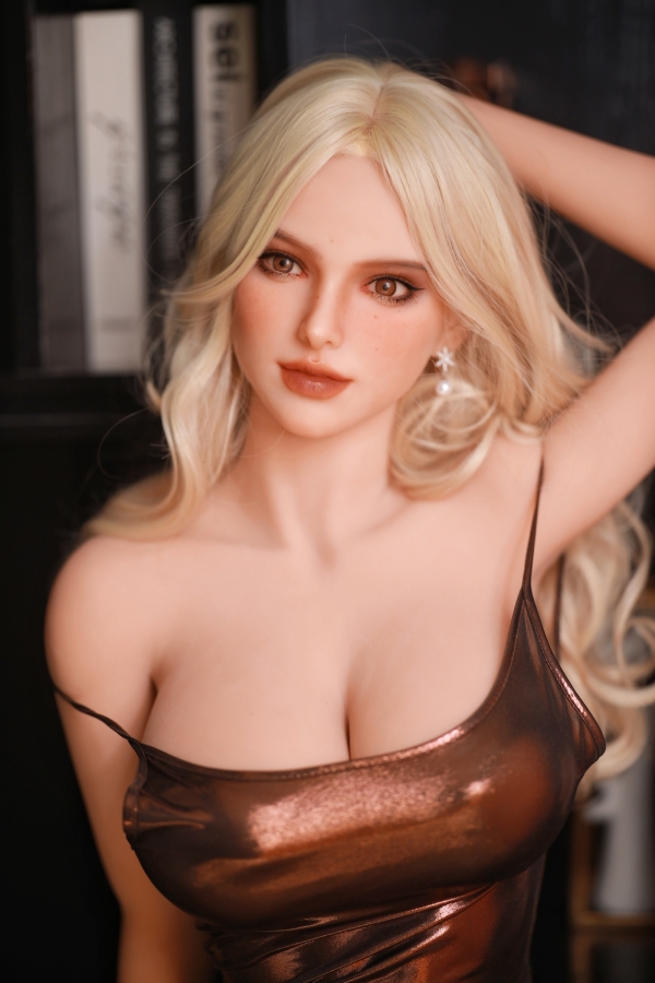 Poupée sexuelle femme blonde aux gros seins